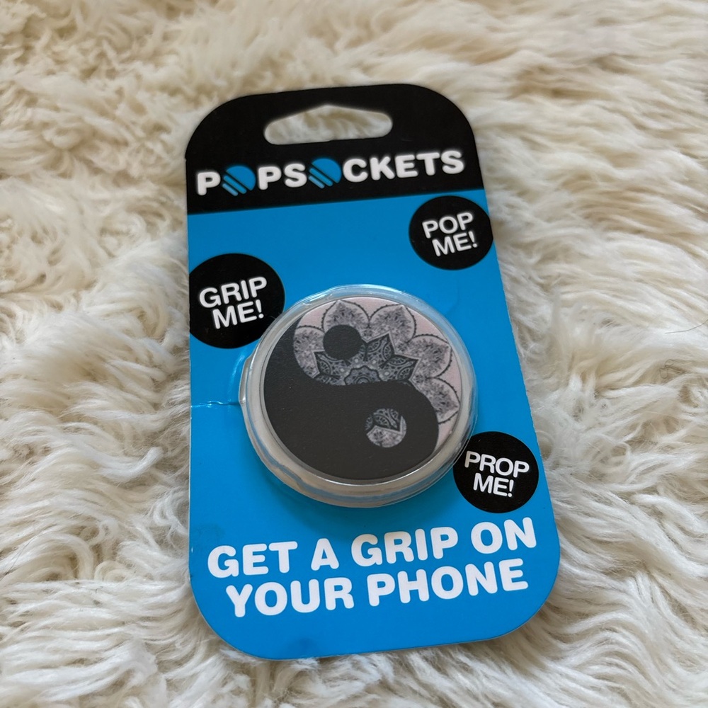 PopSocket Black and White Phone Grip